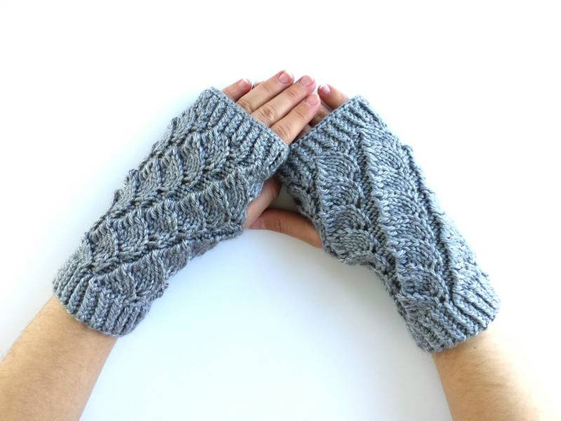 Fingerlose Handschuhe in Silbergrau Farbe, Einzigartiges Design, Schönes Winter-Accessoire, Pulswärmer von AshhenFechtBoutique