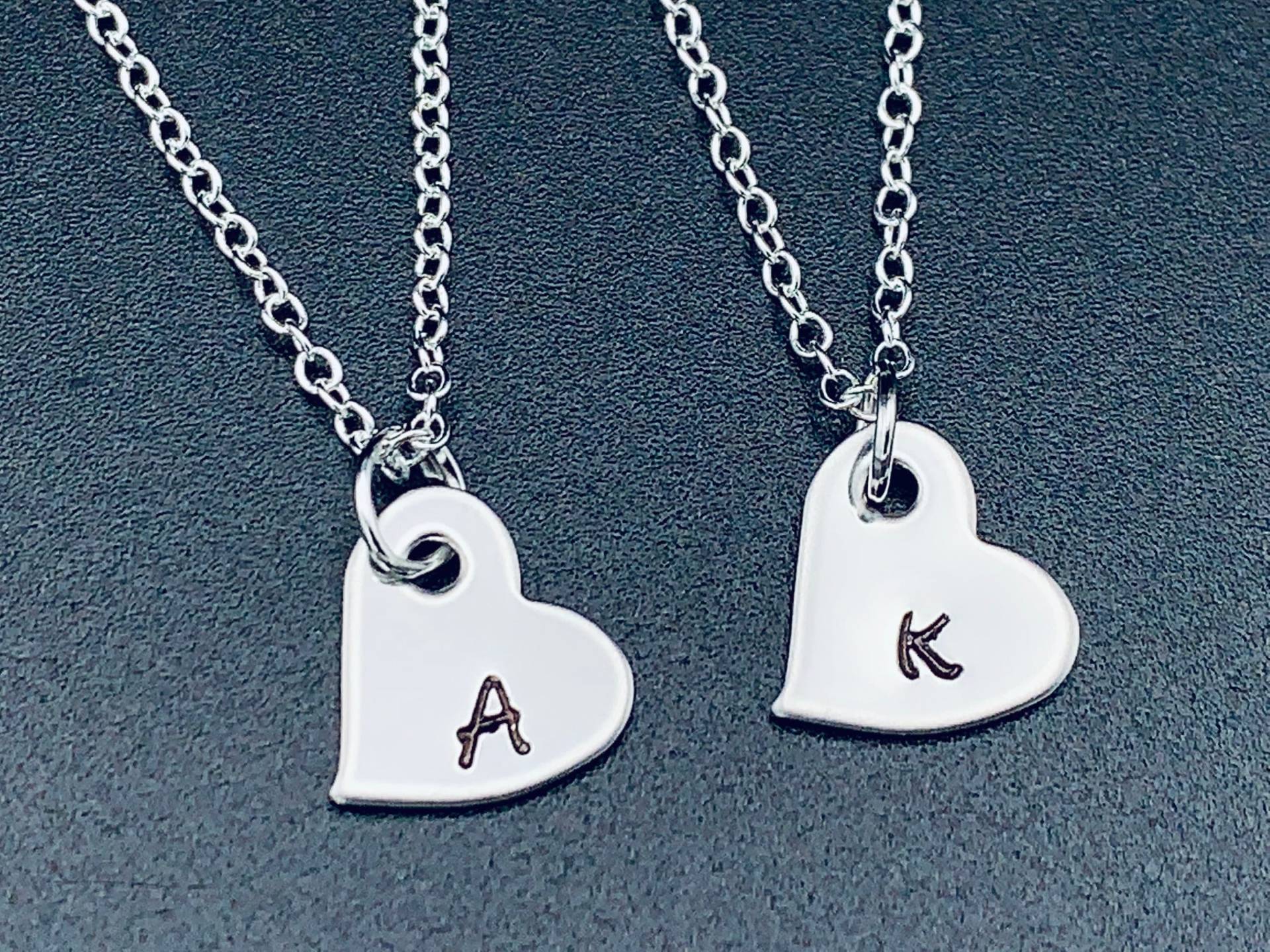 2 Beste Freund Halsketten, Erste Herz Halskette, Schwester Halskette Set, Mutter Tochter Schmuck, Einfache Personalisierte Monogrammierte Geschenk von Ashijewelers