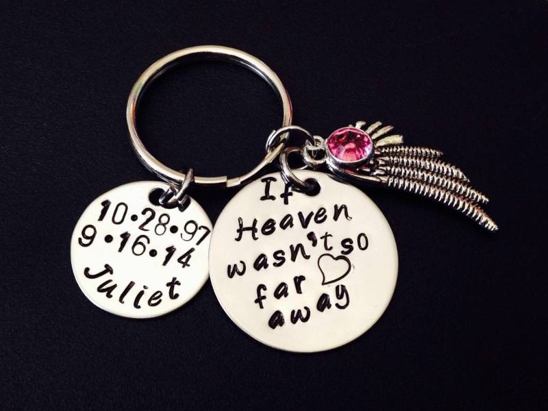 Auf Verkauf, Wenn Der Himmel Nicht So Weit Weg Hand Gestempelt Speicher Schlüsselanhänger Oder Halskette Mit Datum Und Namen von Ashijewelers