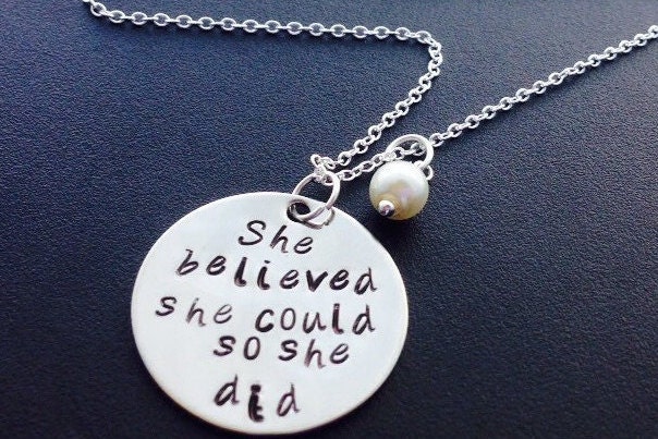 Beste Selleing Halskette "Sie Glaubte Sie Könnte So Did " Hand Gestempelt - Ideal Für Beste Freunde-Perle Ihrer Wahl von Ashijewelers