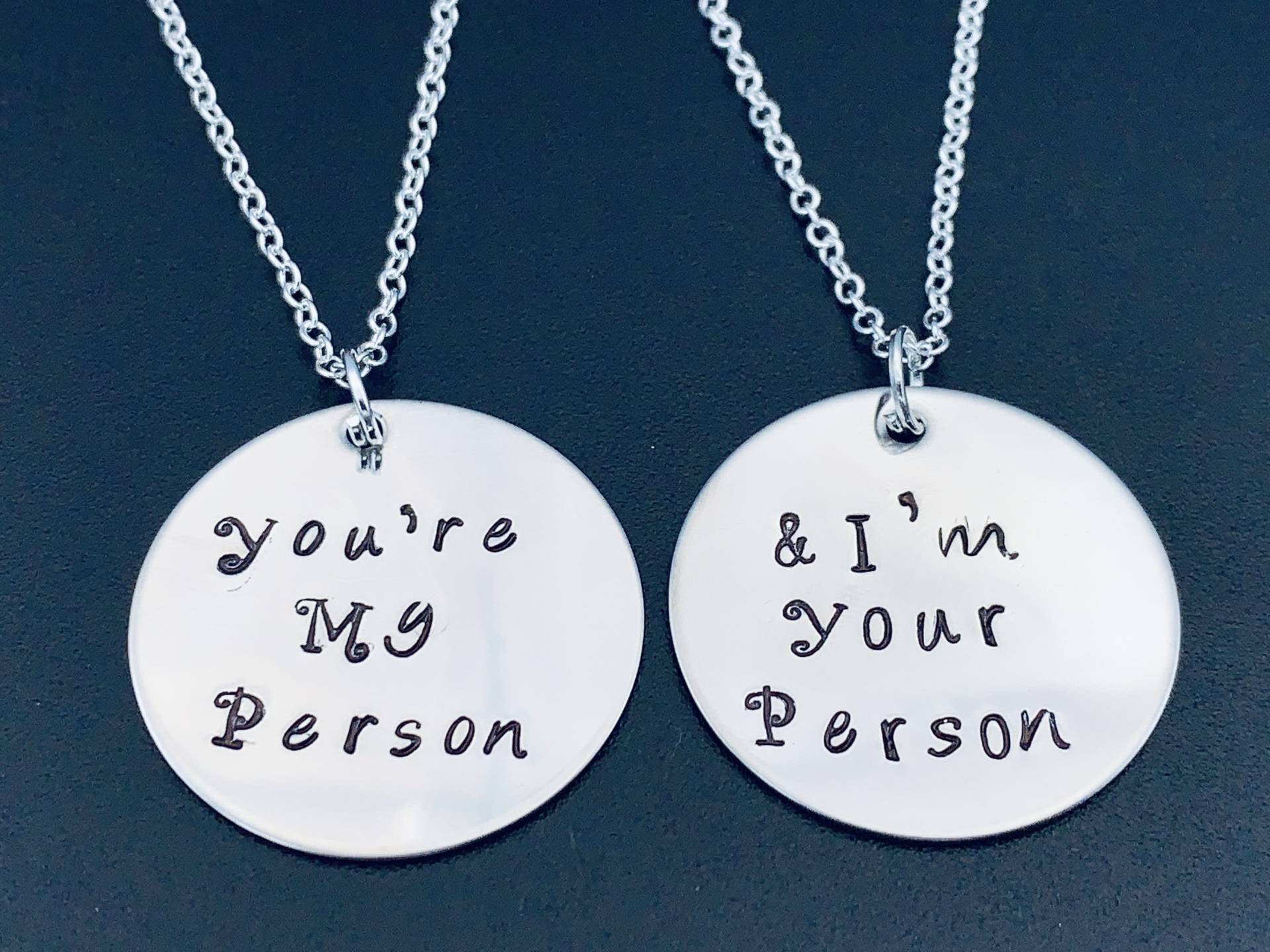 Du Bist Meine Person" "& Ich Bin Deine Hand Gestempelt Edelstahl-Anhänger Mit Infinity Charme Und Halskette - Tolles Geschenk Für Weihnachten von Ashijewelers