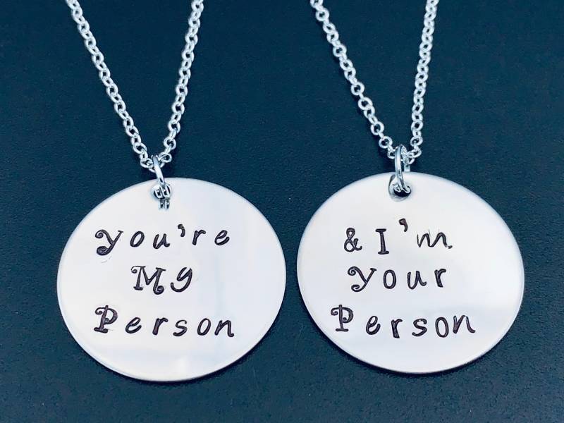 Du Bist Meine Person" "& Ich Bin Deine Hand Gestempelt Edelstahl-Anhänger Mit Infinity Charme Und Halskette - Tolles Geschenk Für Weihnachten Du Bist Meine Person" "& Ich Bin Deine Hand Gestempelt Edelstahl-Anhänger Mit Infinity Charme Und Halskette - Tolles Geschenk Für Weihnachten von Ashijewelers