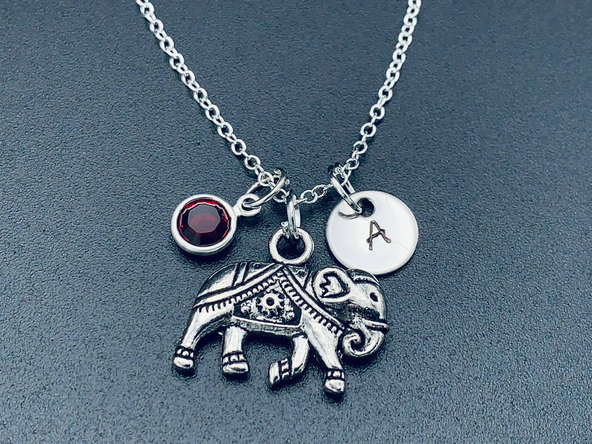 Elefant Handgestempelt Halskette - Personalisierte Initial Birthstone Schmuck Hochzeitsschmuck Geburtstagsgeschenk Glück von Ashijewelers