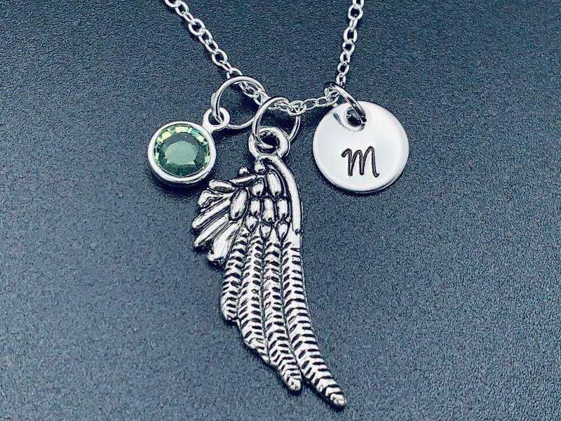 Engel Flügel Anhänger Halskette - Personalisierte Birthstone Und Initial von Ashijewelers