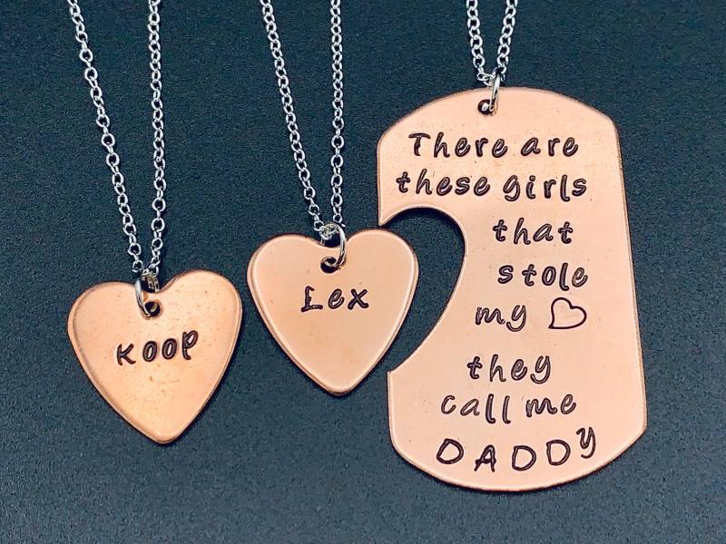 Es Gibt Diese Mädchen, Die Mein Herz Stola Sie Nennen Mich Papa - Vatertag-Personalisierte Hand Gestempelte Daddy Tochter Halskette Vatertag Es Gibt Diese Mädchen, Die Mein Herz Stola Sie Nennen Mich Papa - Vatertag-Personalisierte Hand Gestempelte Daddy Tochter Halskette Vatertag von Ashijewelers