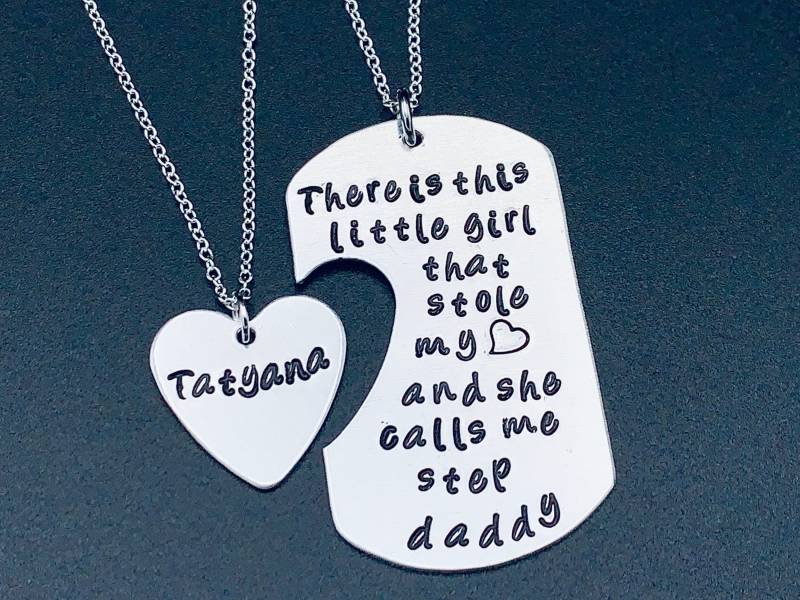 Es Gibt Dieses Kleine Mädchen, Das Mein Herz Stola Und Sie Nennt Mich Step Daddy - Vatertag-Personalisierte Tochter Halskette Vatertag Es Gibt Dieses Kleine Mädchen, Das Mein Herz Stola Und Sie Nennt Mich Step Daddy - Vatertag-Personalisierte Tochter Halskette Vatertag von Ashijewelers