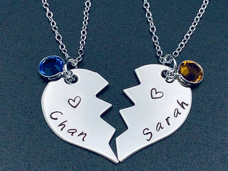 Gebrochene Herz Halskette Set - Beste Freundin Halskette, Teens, Mama, Tochter, Schwestern, Freunde Namen Personalisieren von Ashijewelers