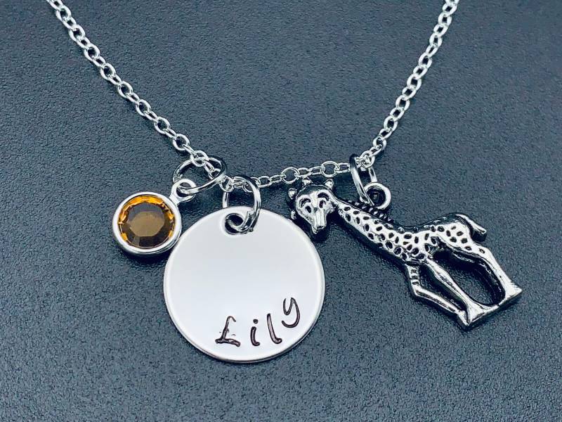 Giraffe Halskette, Tier Charme, Antike Silber Glänzende Neue Mama Schmuck Giraffe Halskette, Tier Charme, Antike Silber Glänzende Neue Mama Schmuck von Ashijewelers