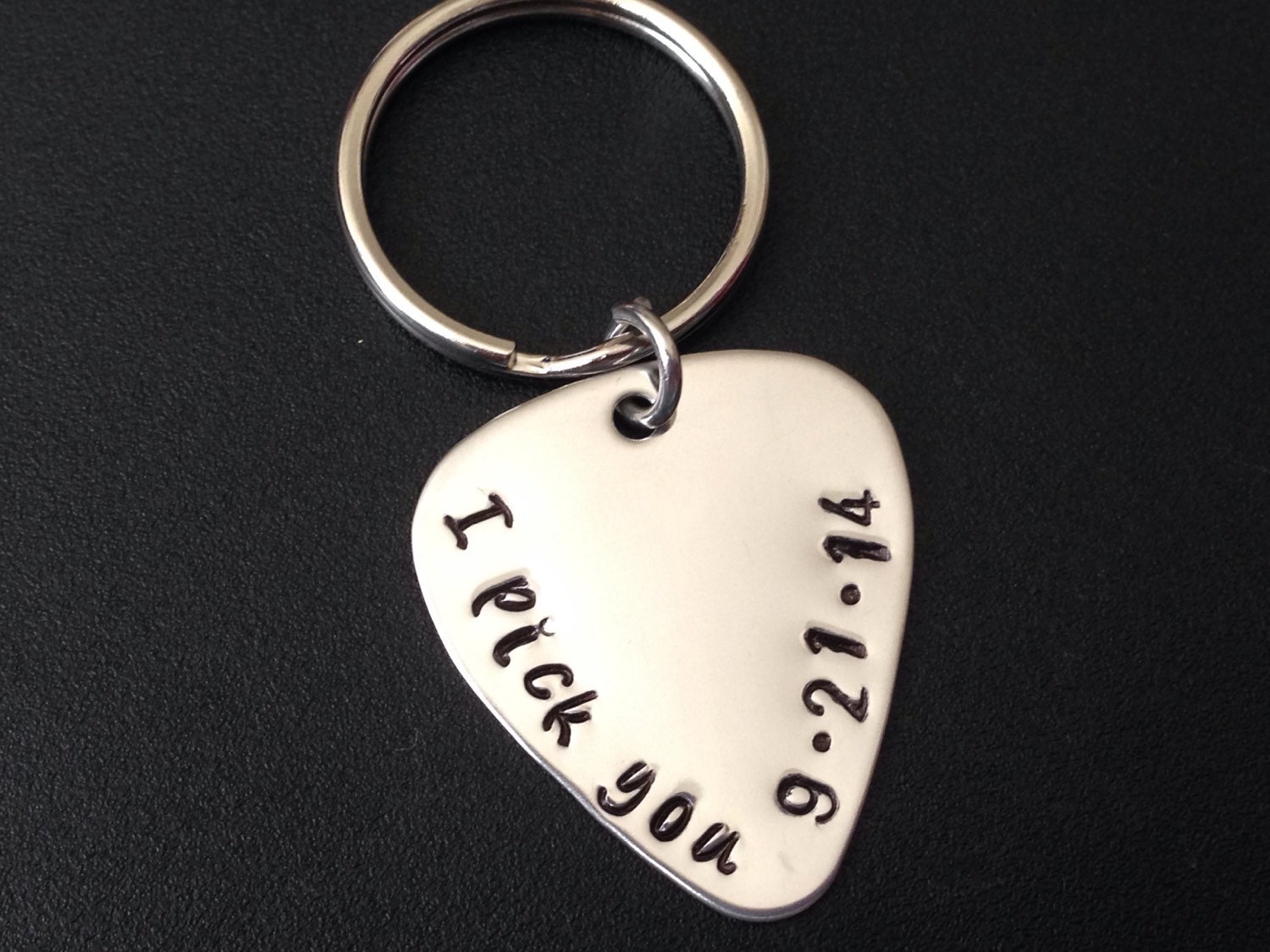 Gitarre Pick Schlüsselanhänger, Ich Wähle Sie, Hand Gestempelt von Ashijewelers