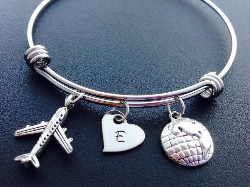 Globus Flugzeug Armreif, Verstellbar Erweiterbare Charm Armband, Anhänger, Reise-Armband von Ashijewelers