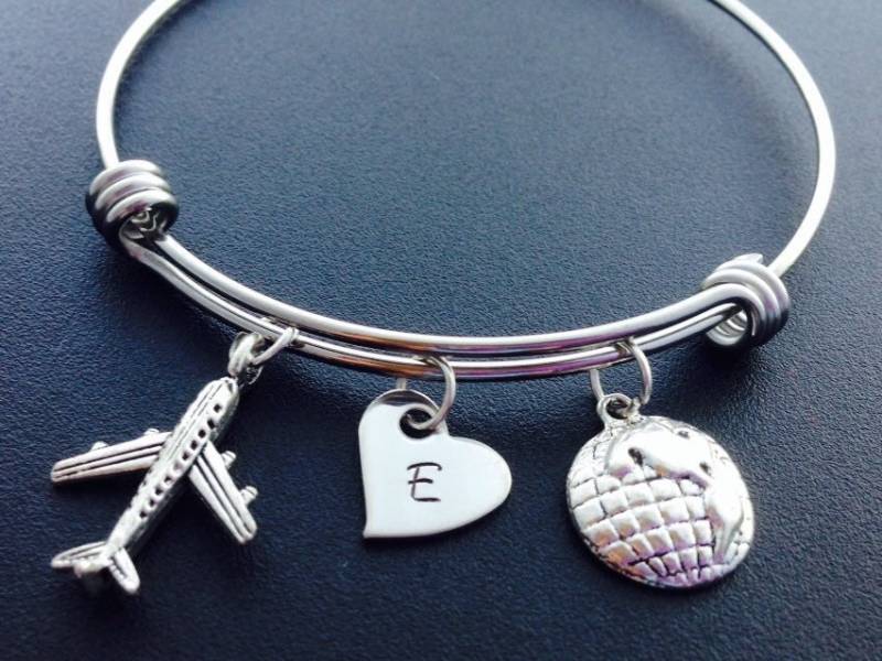 Globus Flugzeug Armreif, Verstellbar Erweiterbare Charm Armband, Anhänger, Reise-Armband von Ashijewelers