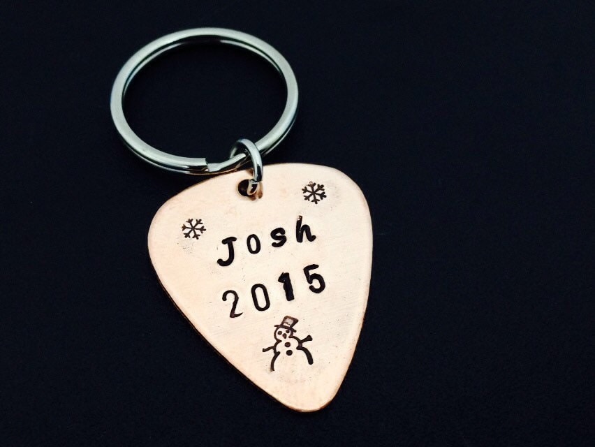 Hand Gestempelt Gitarre Pick Mit Leder Schlüsselanhänger Fall/"Name" Und "Jahr" - Valentinstag Geschenk Weihnachtsgeschenk Kupfer von Ashijewelers
