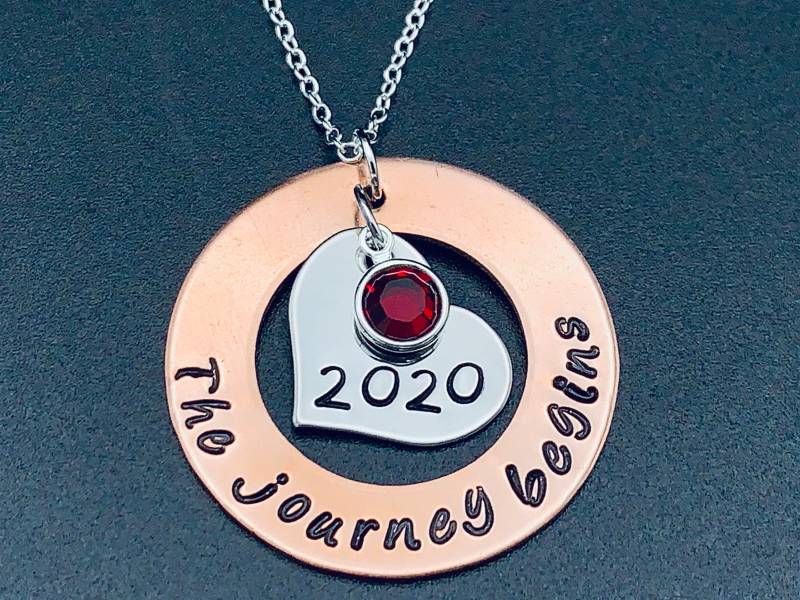 Hand Gestempelt Personalisierte Graduierung Halskette 2015 Absolvent Neue Reise High School College Grad - Geschenk Für Freunde von Ashijewelers