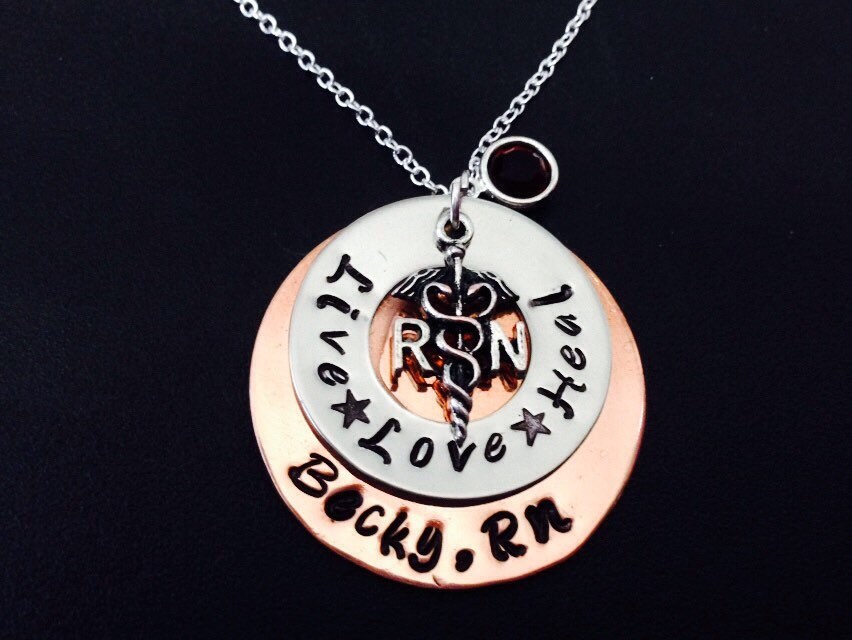 Hand Gestempelt Schmuck/Rn Halskette /Lpn Bsn Cadeceus Krankenschwestern Student Geschenk Kupfer Und Edelstahl von Ashijewelers