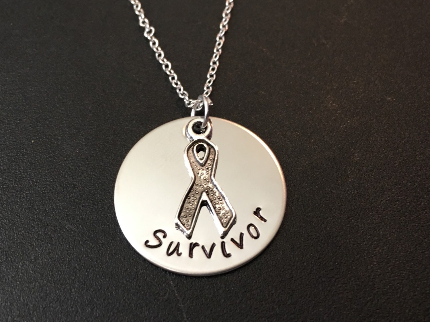 Hand Gestempelt Schmuck - Personalisierte Brustkrebs Überlebende Edelstahl Halskette von Ashijewelers