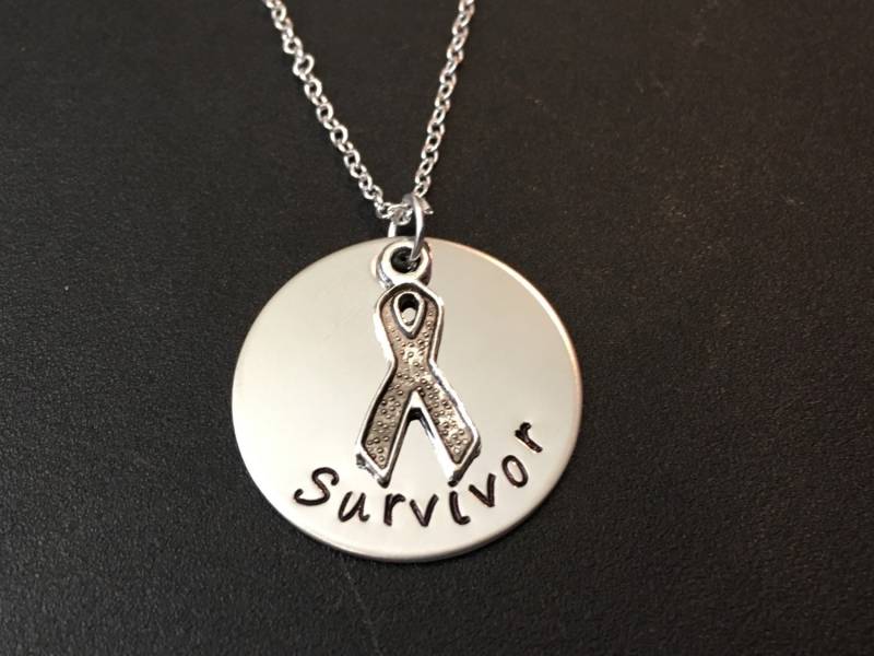 Hand Gestempelt Schmuck - Personalisierte Brustkrebs Überlebende Edelstahl Halskette Hand Gestempelt Schmuck - Personalisierte Brustkrebs Überlebende Edelstahl Halskette von Ashijewelers