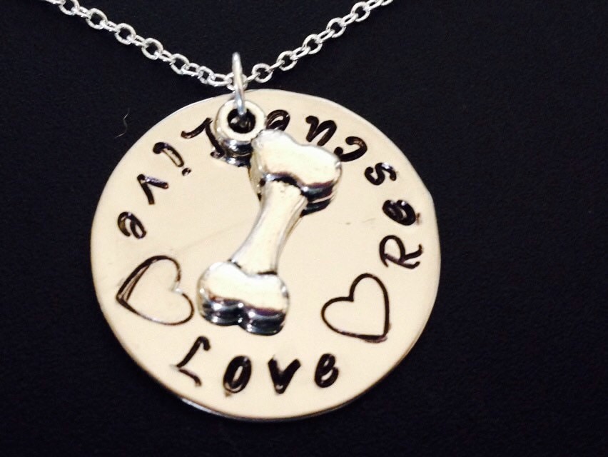 Hand Gestempelt Schmuck - Personalisierte Halskette Für Haustier Besitzer Edelstahl Live Love Rescue Hund Knochen Charme von Ashijewelers