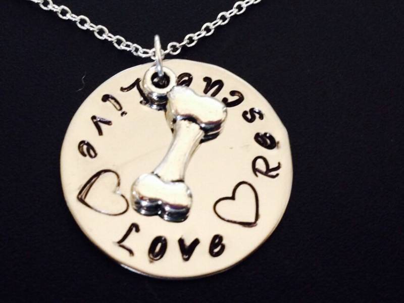 Hand Gestempelt Schmuck - Personalisierte Halskette Für Haustier Besitzer Edelstahl Live Love Rescue Hund Knochen Charme von Ashijewelers