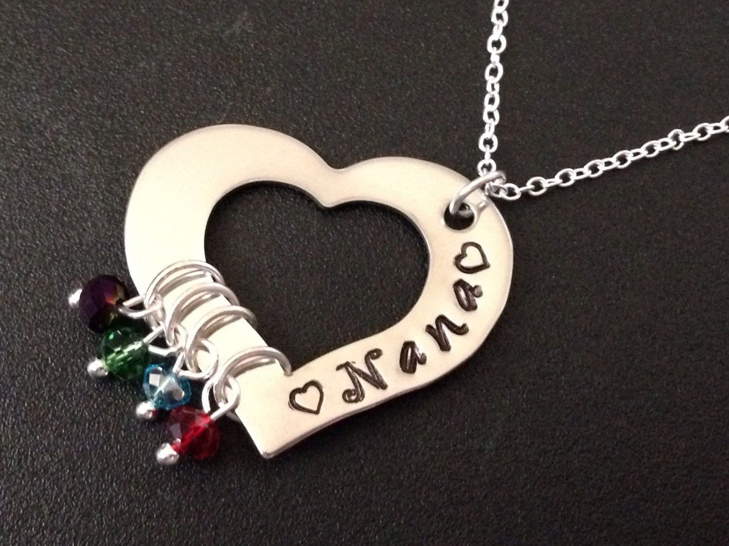 Hand Gestempelt Schmuck - Personalisierte Oma Herz Halskette Graviert Großmutter Vier Birthstones von Ashijewelers