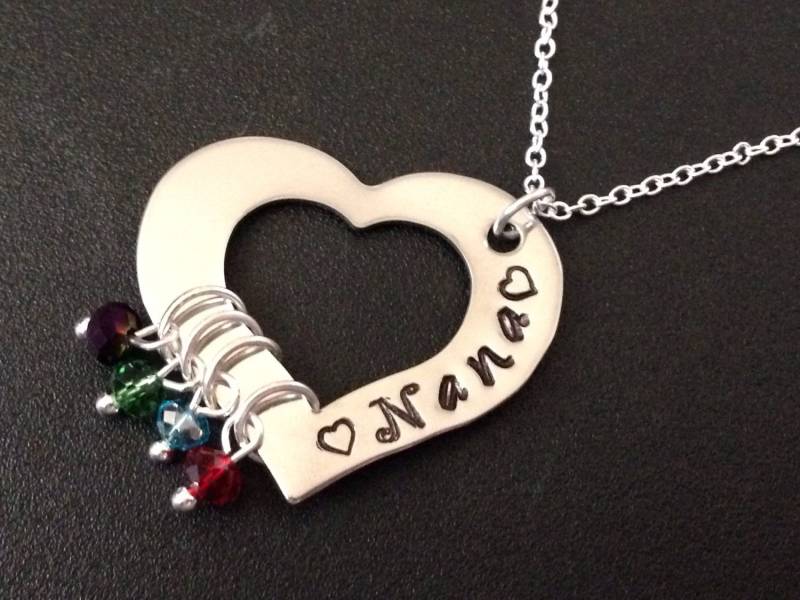 Hand Gestempelt Schmuck - Personalisierte Oma Herz Halskette Graviert Großmutter Vier Birthstones Hand Gestempelt Schmuck - Personalisierte Oma Herz Halskette Graviert Großmutter Vier Birthstones von Ashijewelers