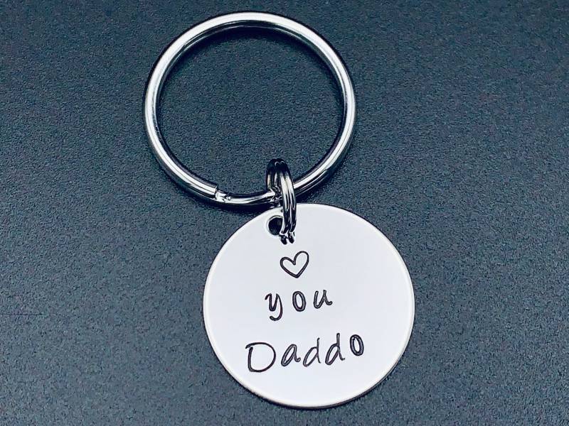 Handgestempelter Personalisierter Schlüsselanhänger Für Papa Opa Vatertag Weihnachten Geschenkidee - Handgestempelte Ideal Vatertagsgeschenk von Ashijewelers