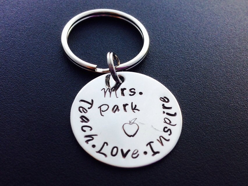 Handgestempelter Personalisierter Schlüsselanhänger Lehrer Geschenk Teach Love Inspire School Year Wertschätzung von Ashijewelers