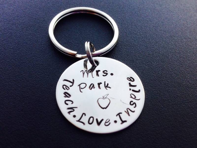 Handgestempelter Personalisierter Schlüsselanhänger Lehrer Geschenk Teach Love Inspire School Year Wertschätzung von Ashijewelers