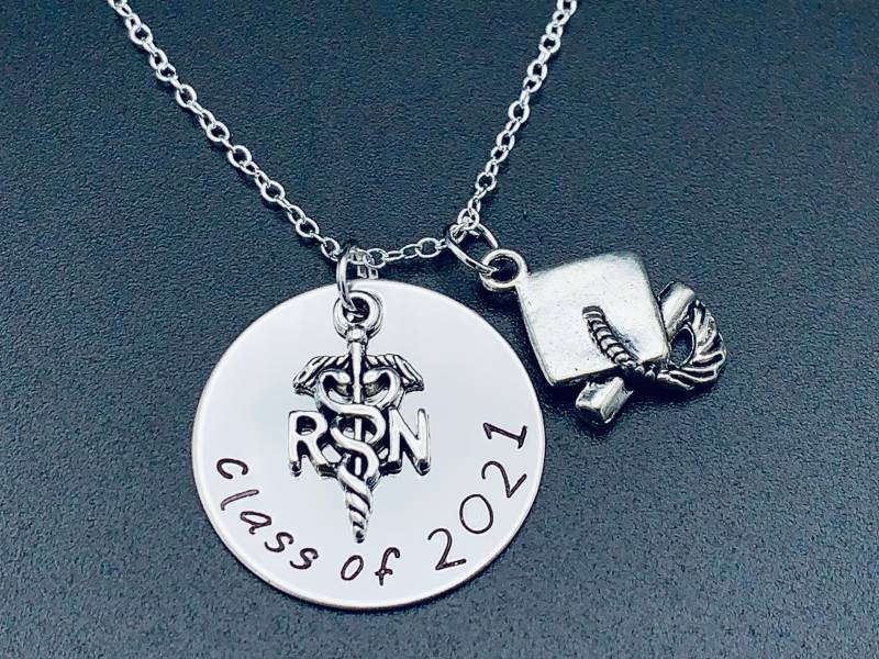 Handgestempelter Schmuck - Personalisierter Abschluss Halskette Edelstahl Abschlussmütze Charm Handgestempelter Schmuck - Personalisierter Abschluss Halskette Edelstahl Abschlussmütze Charm von Ashijewelers