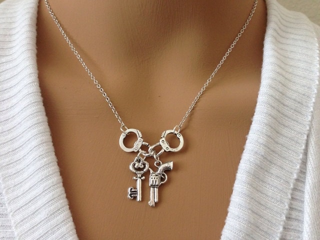 Handschellen Mit Pistole Und Schlüssel Halskette von Ashijewelers