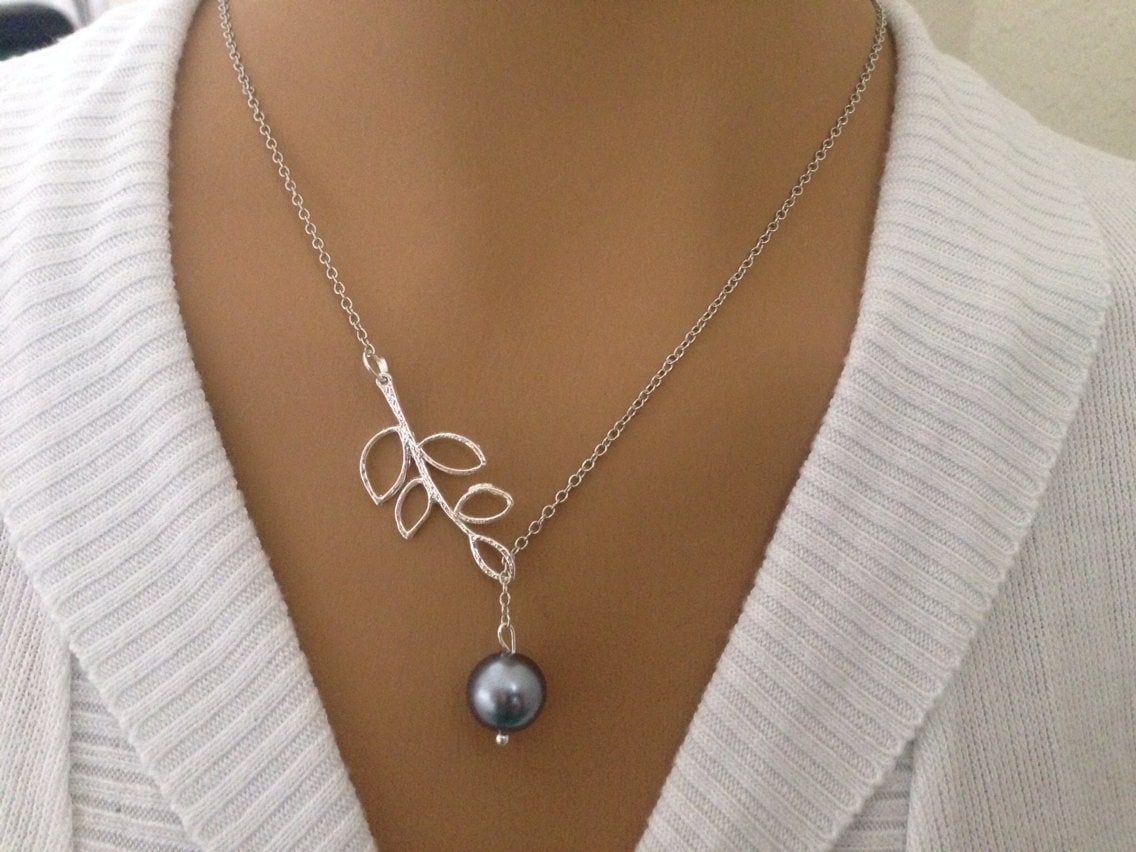 Hellgrau Perle Und Blatt Lariat Halskette von Ashijewelers