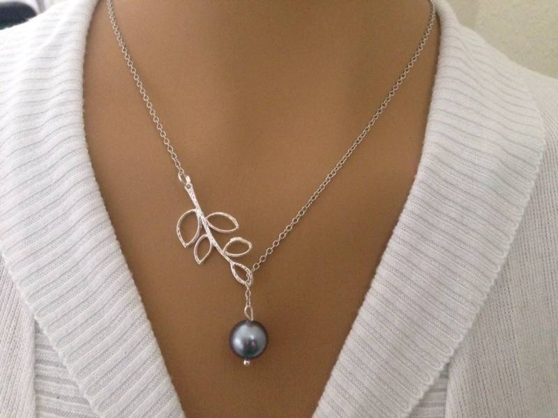 Hellgrau Perle Und Blatt Lariat Halskette von Ashijewelers