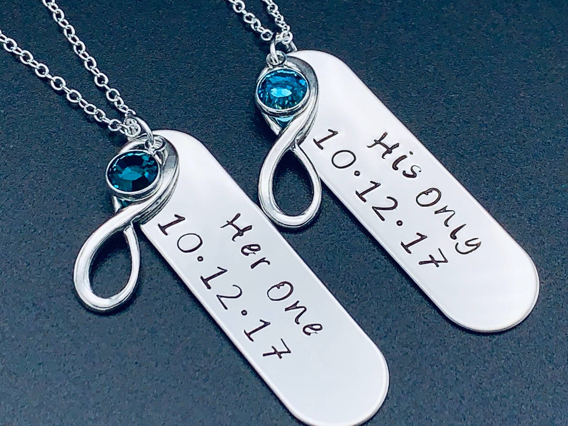 Her One , His Only Infinity Mit Datum Handgestempelte Halskette Set - Paar Anniversay Oder Hochzeitsgeschenke von Ashijewelers