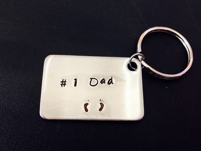 Hundeanhänger Schlüsselanhänger Für Nummer 1 Papa, Neues Papa Geschenk, Schwangerschaft Ankündigung - Handgestempelt Toll Vatertag von Ashijewelers