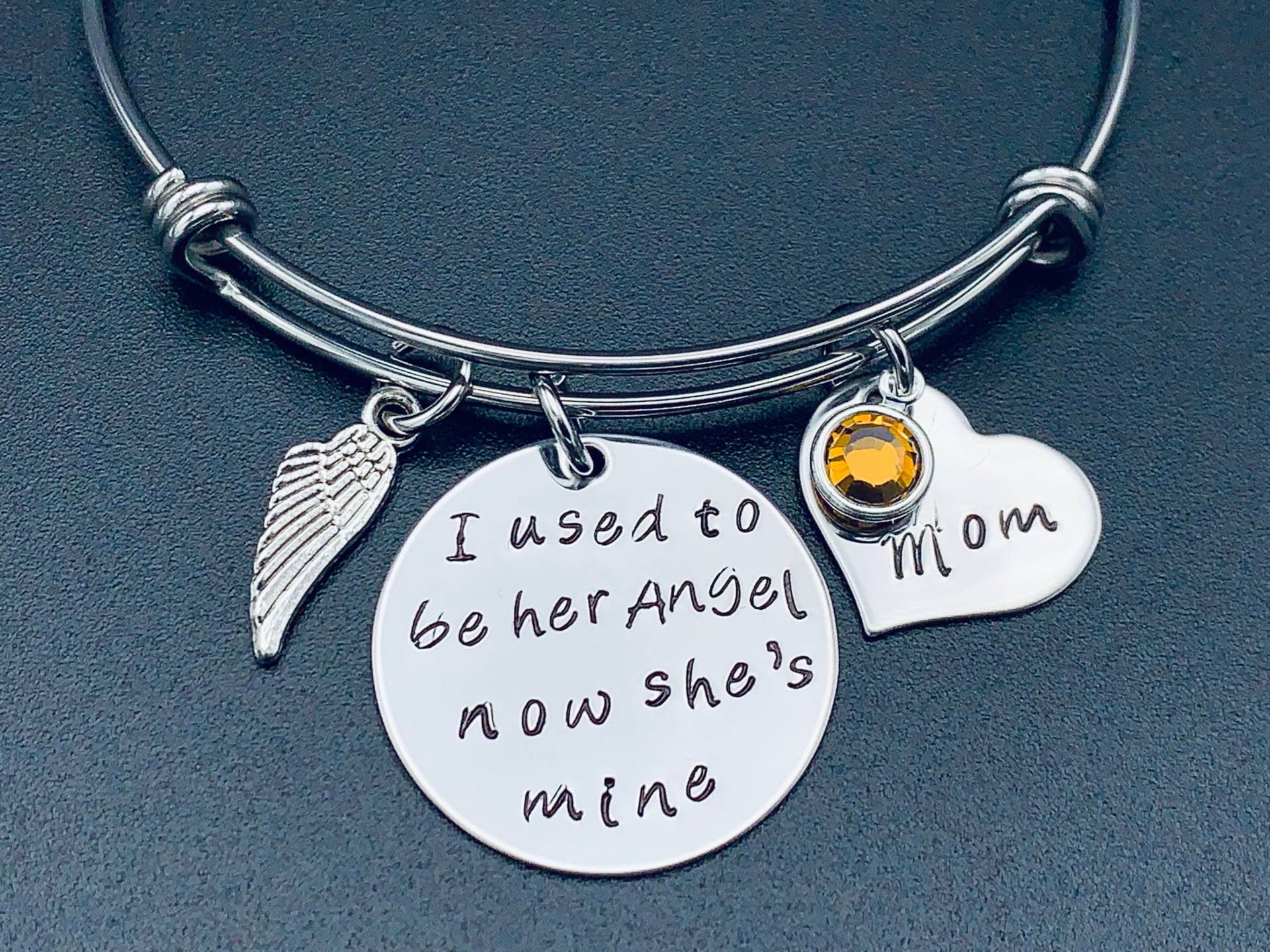 Ich Benutze, Um Ihr Engel Jetzt Ist Sie Meine - Hand Gestempelt Speicher Personalisierte Namen Armreif Erweiterbare Draht Armband Familie von Ashijewelers