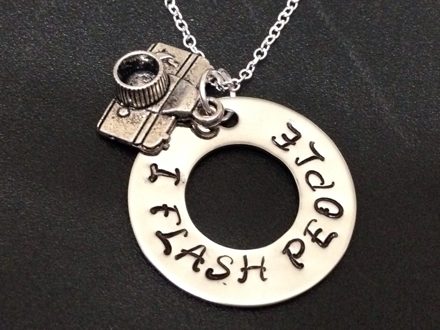 Ich Flash Menschen - Kamera Charme Waschmaschine Halskette-Personalisierte Halskette-Hand Gestempelt Schmuck von Ashijewelers