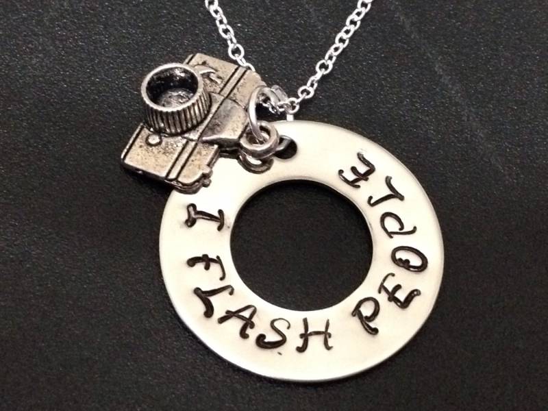 Ich Flash Menschen - Kamera Charme Waschmaschine Halskette-Personalisierte Halskette-Hand Gestempelt Schmuck von Ashijewelers