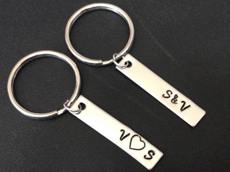 Ihr Ein, Eins Seine Einzige - Personalisierte Namen & Datum Paar Schlüsselanhänger Passende Geschenk, Schlüsselanhänger, Coupl Geschenk von Ashijewelers