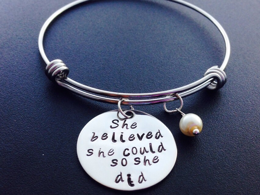 Inspiration Armband, Graduierung Armreif - "Sie Glaubte, Sie Könnte So, Dass Tat" Mit Einem Akzent Perle Ihrer Wahl Personalisiertes Geschenk von Ashijewelers