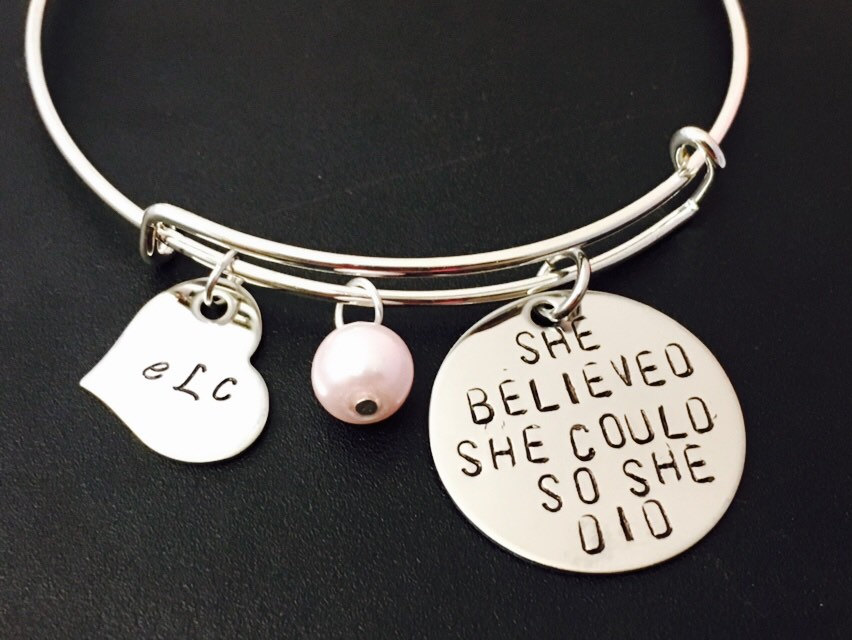 Inspiration Armband, Graduierung Armreif - "Sie Glaubte, Sie Könnte So, Dass Tat" Mit Einem Akzent Perle Ihrer Wahl Personalisiertes Geschenk von Ashijewelers
