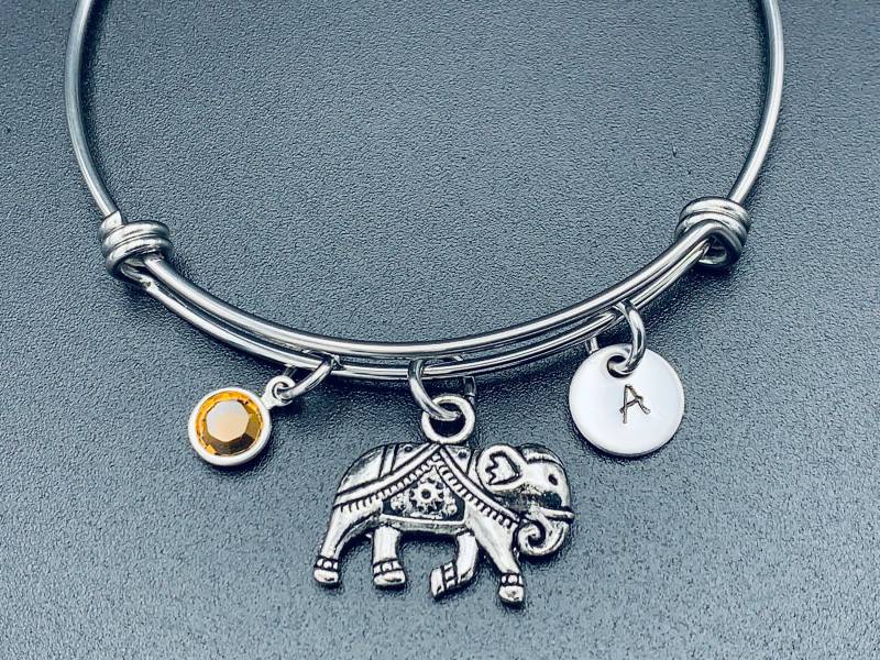 Inspiriert Erweiterbar "Good Luck" Elefant Armreif Mit Swarovski-Kristall Und Initial Charm-Inspirational Lucky Elephant Geschenk von Ashijewelers