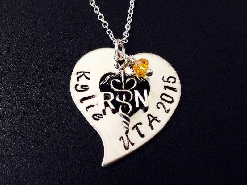 Krankenpflege Schule Absolvent/Benutzerdefinierte Handgestempelt Edelstahl Herz Schlüsselanhänger Mit Rn Lpn Caduceus Charme Halskette von Ashijewelers