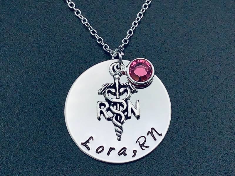 Krankenpflege Schule Absolvent/Benutzerdefinierte Handgestempelt Edelstahl Scheibe Mit Rn Lpn Caduceus Charme Halskette Krankenschwestern #455 von Ashijewelers