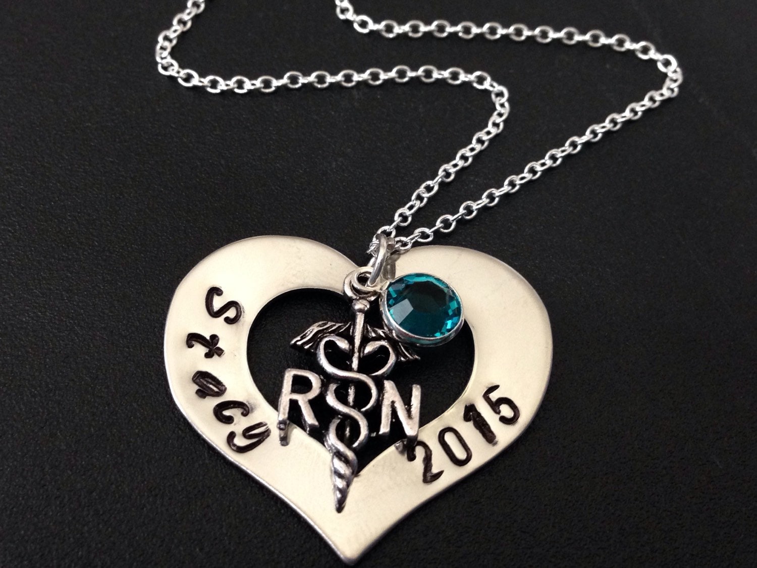 Krankenpflege Schule Absolvent/Benutzerdefinierte Handgestempelt Herz Waschmaschine Schlüsselanhänger Mit Rn Lpn Caduceus Charme Halskette von Ashijewelers