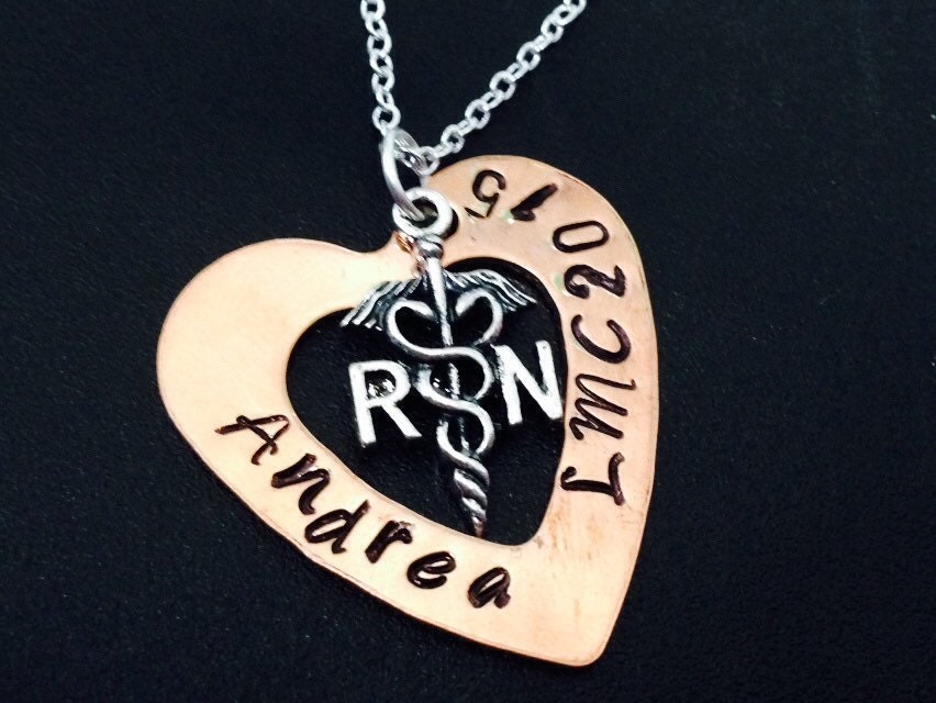 Krankenpflege Schule Absolvent/Benutzerdefinierte Handgestempelt Kupfer Herz Waschmaschine Schlüsselanhänger Mit Rn Lpn Caduceus Charme Halskette von Ashijewelers