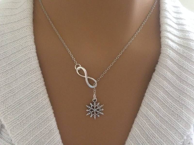 Lariat Stil Infinity Und Schneeflocke Halskette von Ashijewelers