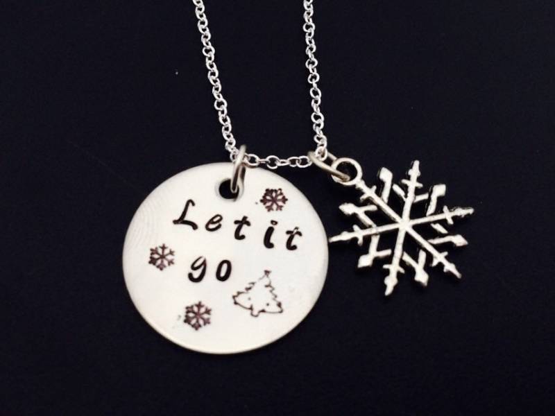 Lassen Sie Es Gehen Halskette-Edelstahl Halskette Mit Schneeflocke Charme -Geschenk Für Ihre-Frozen Inspiriert Lassen von Ashijewelers