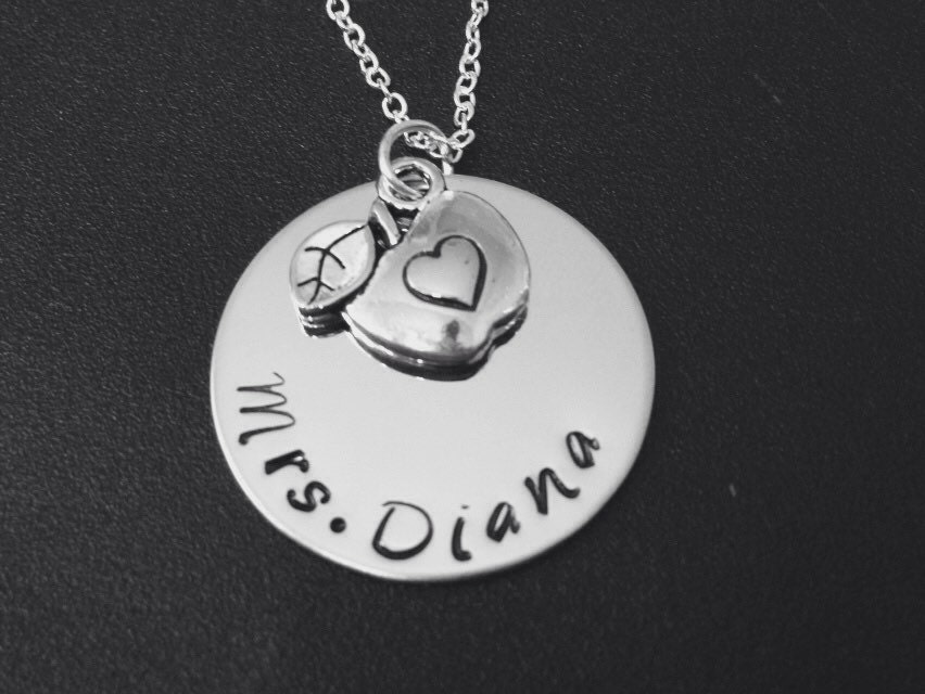 Lehrer-Dankesgeschenk - Personalisierter Schmuck Lehrer Halskette Lehrerschmuck Handgestempeltes Lehrergeschenk #25 von Ashijewelers