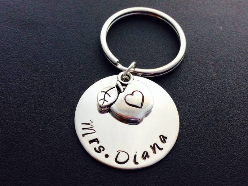 Lehrer-Dankesgeschenk - Personalisierter Schmuck Lehrer Schlüsselanhänger Lehrerschmuck Handgestempeltes Lehrergeschenk von Ashijewelers