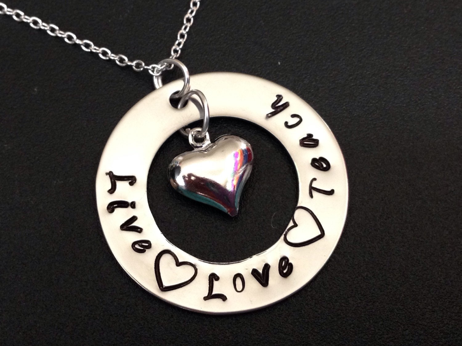 Live Love Teach Handgestempelte Lehrer Halskette - Wertschätzung Geschenk Handgestempelter Schmuck Personalisiert Edelstahl von Ashijewelers