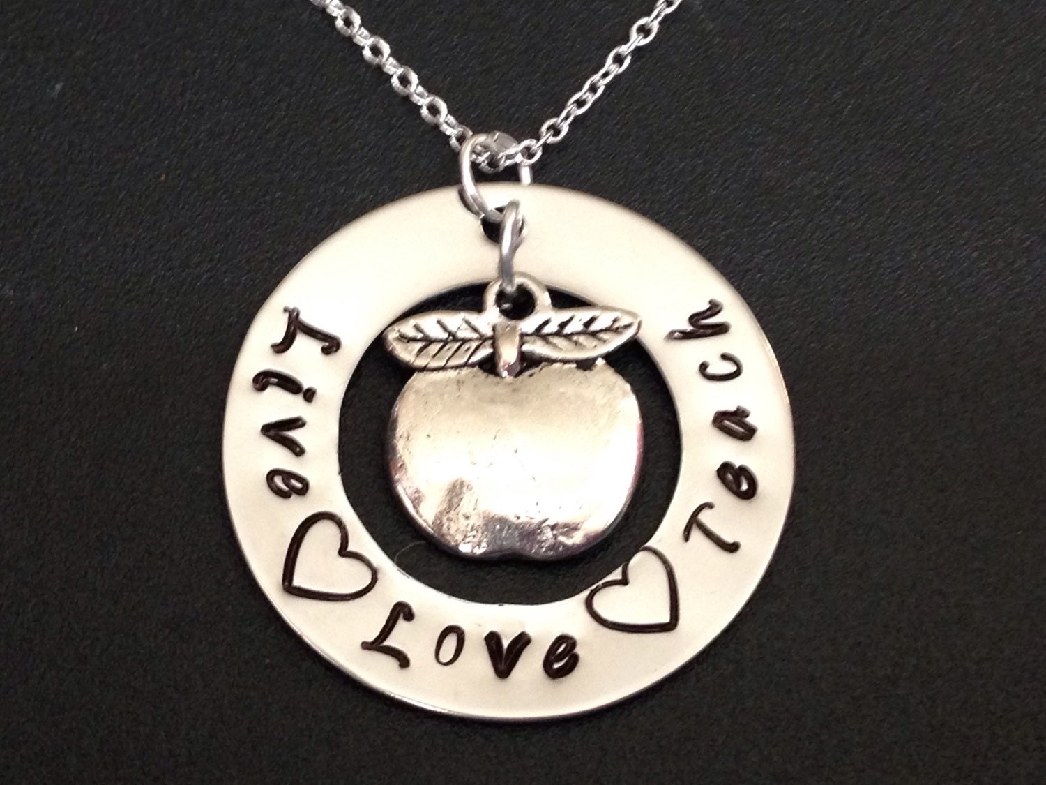 Live Love Teach Handgestempelte Lehrer Halskette - Wertschätzung Geschenk Handgestempelter Schmuck Personalisiert Edelstahl von Ashijewelers